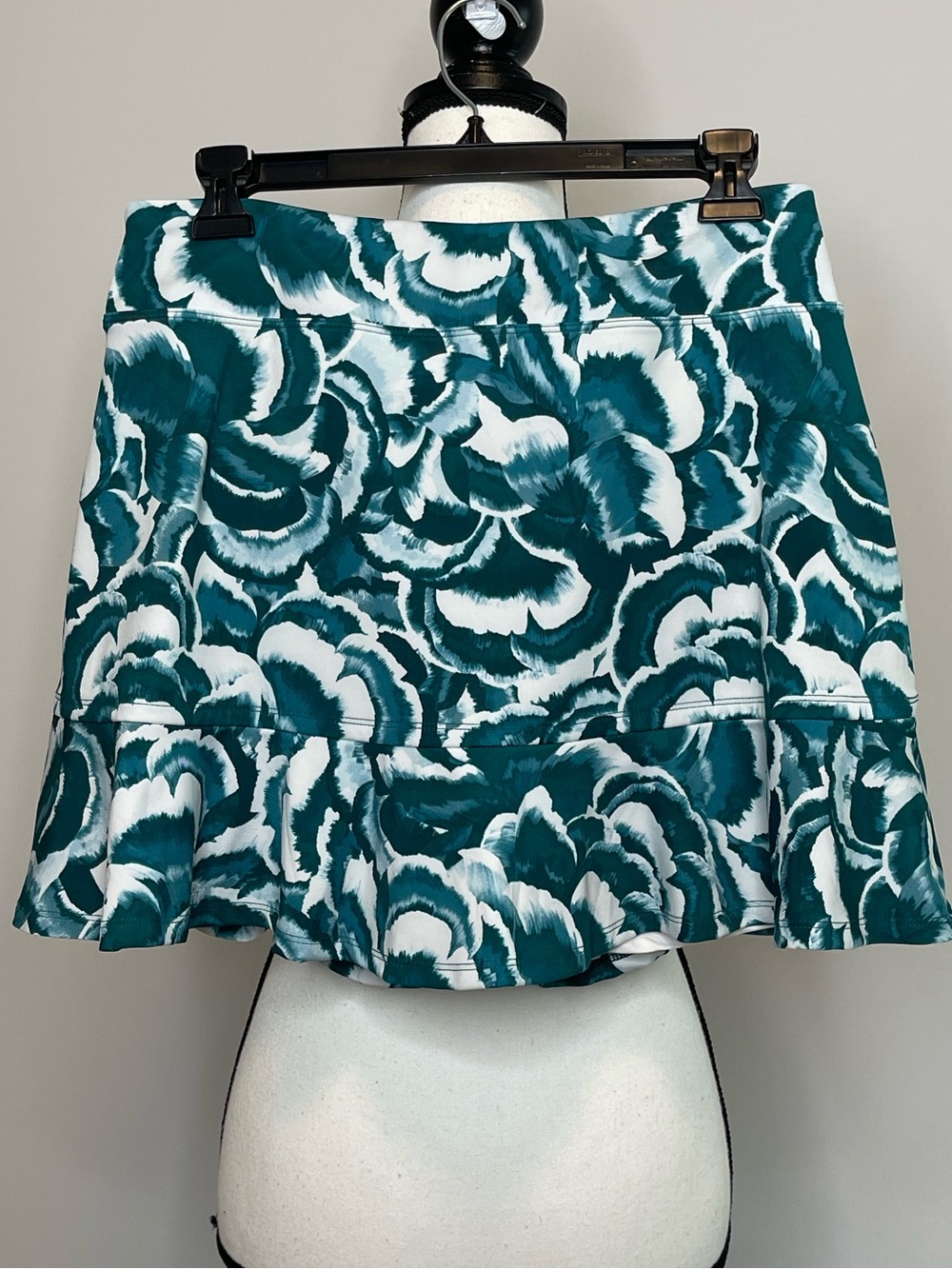 Tommy Bahama size large racquet and paddle Skort in teal color tennis pickleball